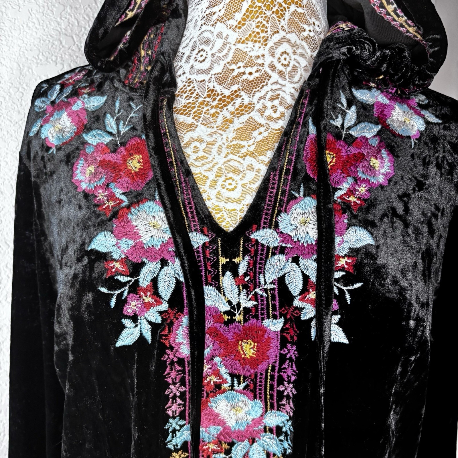 Black Crushed Velvet Embroidered Womens Hooded Top Flair Sleeve Whimsygoth Nwt — image 2 of 8